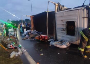 Un camión volcó en la ruta 38 y hay corte total cerca de Carlos Paz Un camión volcó en la ruta 38 y hay corte total cerca de Carlos Paz