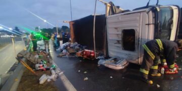Un camión volcó en la ruta 38 y hay corte total cerca de Carlos Paz Un camión volcó en la ruta 38 y hay corte total cerca de Carlos Paz