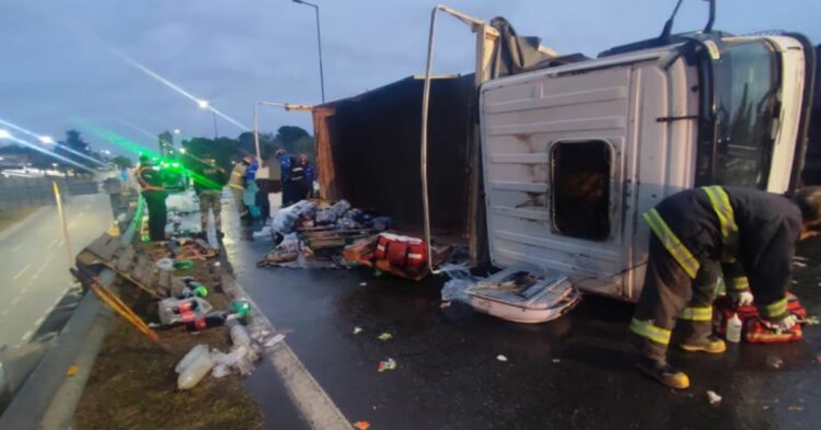 Un camión volcó en la ruta 38 y hay corte total cerca de Carlos Paz Un camión volcó en la ruta 38 y hay corte total cerca de Carlos Paz