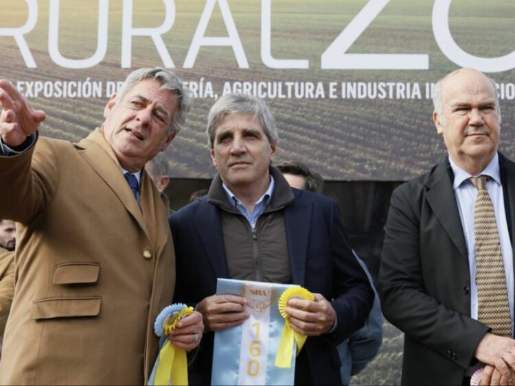 Caputo enfrió las expectativas del campo y descartó nuevas bajas de retenciones Luis Caputo junto a Nicolás Pino durante la visita a La Rural.