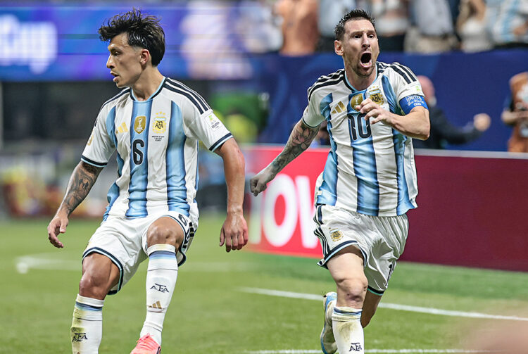 Lisandro Martínez y Lionel Messi.