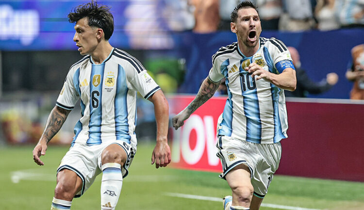 Lisandro Martínez y Lionel Messi.