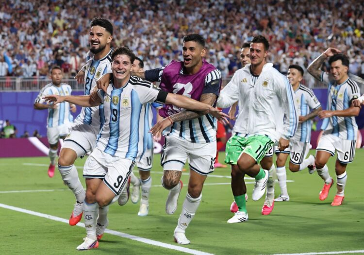 El plantel sale a festejar tras el golazo agónico de Julián.