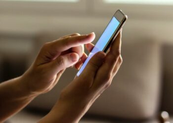 Condena por llamar «padre abandónico» a su expareja en redes