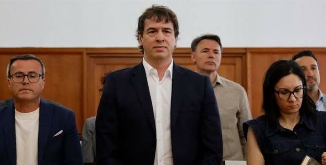 Condenaron al hermano de Pedro Sánchez a nueve años de inhabilitación David Sánchez, el hermano del presidente del Gobierno de España, Pedro Sánchez.