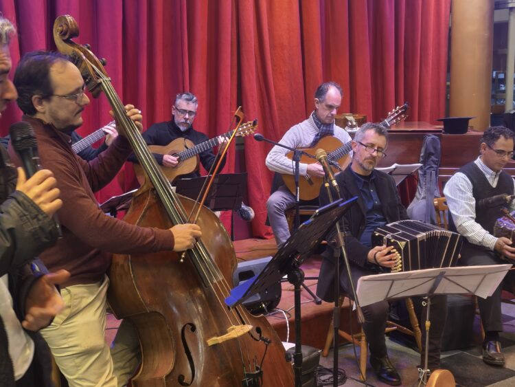 La semana despliega tango, poesía y comedia 𝐄𝐧𝐬𝐚𝐦𝐛𝐥𝐞 𝐌𝐮𝐧𝐢𝐜𝐢𝐩𝐚𝐥 𝐝𝐞 𝐌𝐮́𝐬𝐢𝐜𝐚 𝐂𝐢𝐮𝐝𝐚𝐝𝐚𝐧𝐚.
