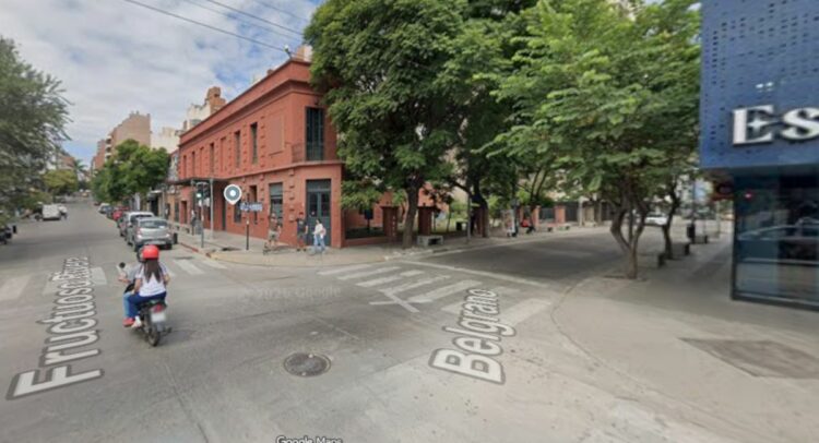 El corte total será en calle Belgrano, entre Fructuoso Rivera y Achával Rodríguez, debido a trabajos de mantenimiento de la red cloacal.Imagen: Google Maps.