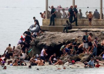 Crisis migratoria: miles personas ingresaron desde Marruecos a la ciudad de Ceuta