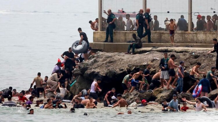 La frontera donde Europa descubre sus propios límites España despliega unidades militares para apoyar operaciones fronterizas en Ceuta.