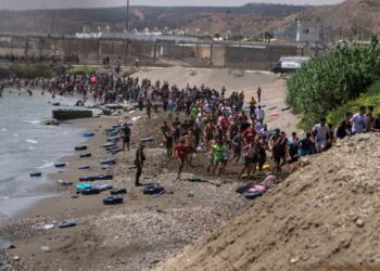 Crisis migratoria: miles personas ingresaron desde Marruecos a la ciudad de Ceuta