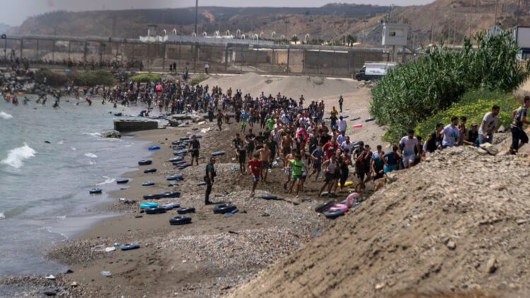 Miles de personas ingresaron a Ceuta desde Marruecos.