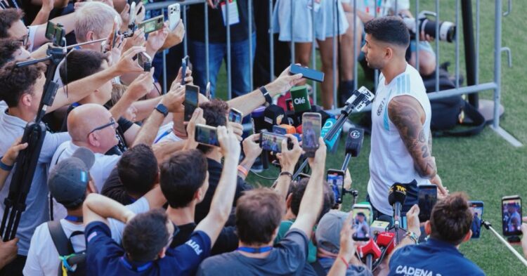 Cristian Romero dialogó con los medios presentes en zona mixta del entrenamiento