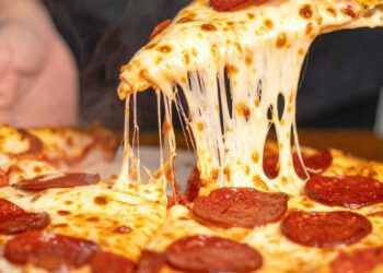 El estilo de pizza porteña nació y se popularizó en Buenos Aires. Se caracteriza por tener una masa más alta y esponjosa que la italiana, una generosa cantidad de muzzarella y una amplia variedad de sabores.