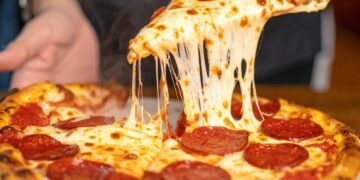 El estilo de pizza porteña nació y se popularizó en Buenos Aires. Se caracteriza por tener una masa más alta y esponjosa que la italiana, una generosa cantidad de muzzarella y una amplia variedad de sabores.