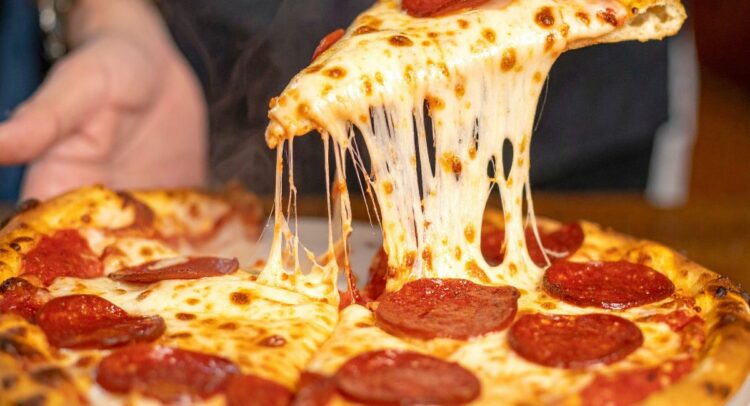 De la napolitana a la fugazzeta: tipos de pizza para probar esta semana en Córdoba El estilo de pizza porteña nació y se popularizó en Buenos Aires. Se caracteriza por tener una masa más alta y esponjosa que la italiana, una generosa cantidad de muzzarella y una amplia variedad de sabores.