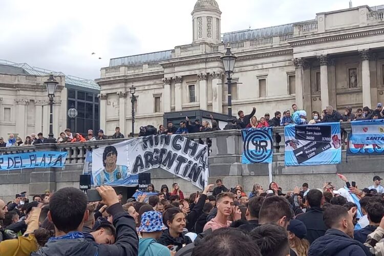 Del “It’s coming home” al respeto por Messi: la previa de la semifinal en Inglaterra Pasión inalterable. Los hinchas argentinos ya saben lo que es teñir de celeste y blanco las calles de Londres, tal como ocurrió durante el masivo banderazo en Trafalgar Square en la antesala de la Finalissima 2022.