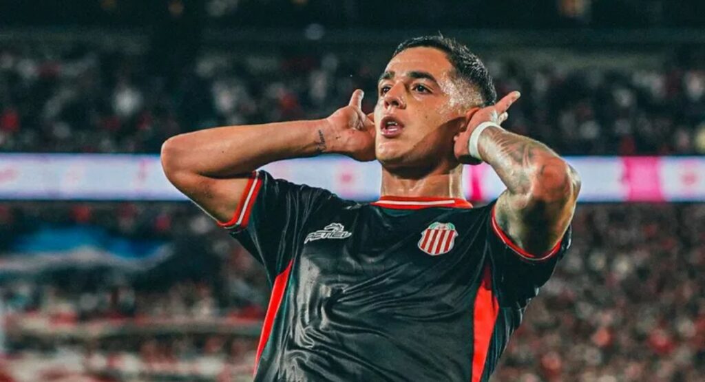 Gonzalo Morales festejó su gol a River con un Topo Gigio. Foto: @BarracasCentral