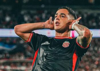 Gonzalo Morales festejó su gol a River con un Topo Gigio. Foto: @BarracasCentral