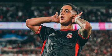 Gonzalo Morales festejó su gol a River con un Topo Gigio. Foto: @BarracasCentral
