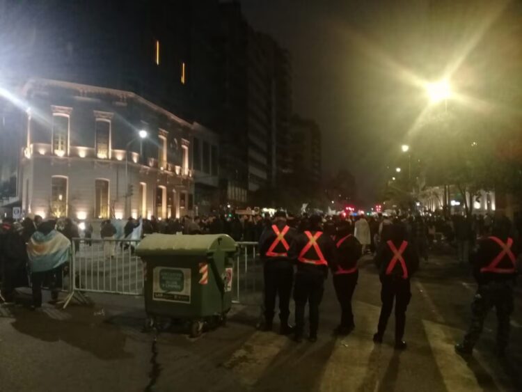 Incidentes en el Patio Olmos tras el triunfo: botellazos, seis detenidos y fuerte despliegue de seguridad.