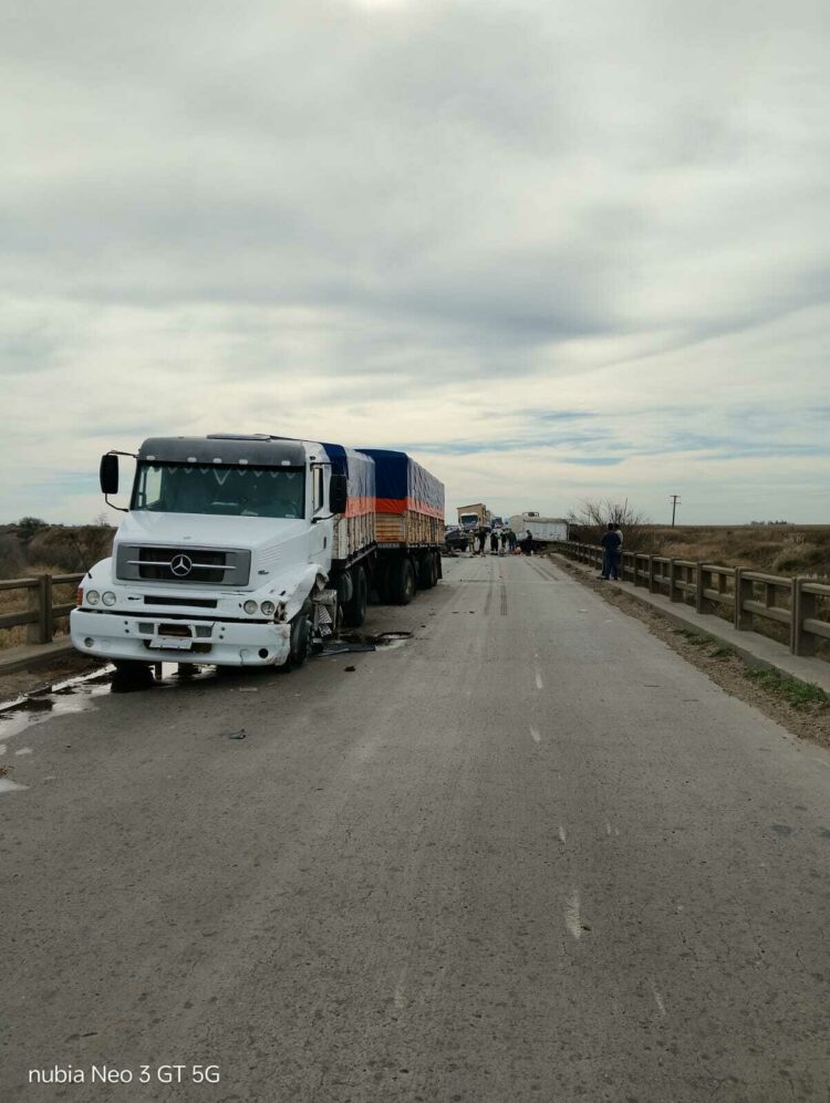 Dos muertos en un choque múltiple en el sur provincial En el hecho participaron tres camiones, un automóvil y una camioneta.
