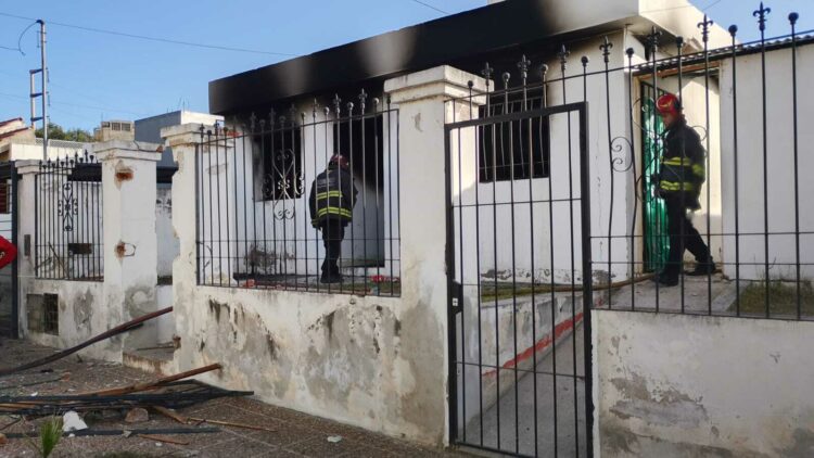 Las llamas consumieron una vivienda ubicada sobre avenida Tronador.