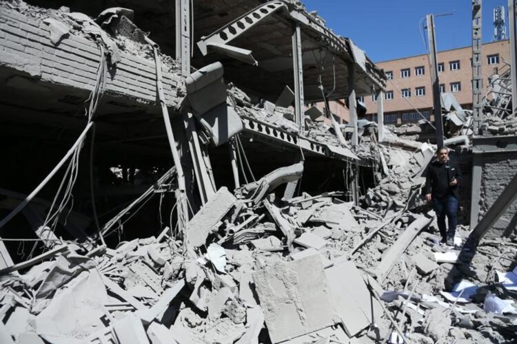 Según la televisión estatal iraní, se escucharon fuertes explosiones en Bandar Abbas, en el sur de Irán.