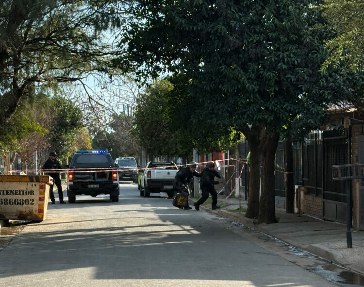 Efectivos de la Brigada de Explosivos y de Bomberos intervinieron en el operativo y trasladaron el elemento al depósito de Explosivos.