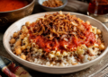 El koshari, considerado el plato nacional, resume la diversidad de sabores que caracteriza a las comidas típicas de Egipto.