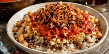 El koshari, considerado el plato nacional, resume la diversidad de sabores que caracteriza a las comidas típicas de Egipto.