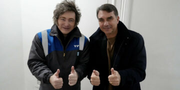El Presidente Javier Milei con Flavio Bolsonaro.