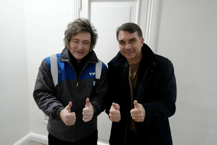 El Presidente Javier Milei con Flavio Bolsonaro.
