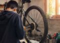 Él es un adolescente de corazón cálido que disfruta el deporte y pone mucho esfuerzo en aprender.