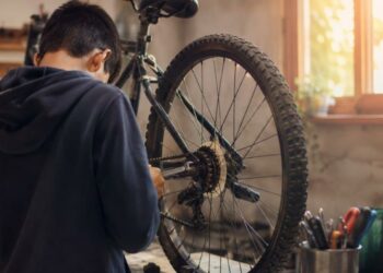 Él es un adolescente de corazón cálido que disfruta el deporte y pone mucho esfuerzo en aprender.