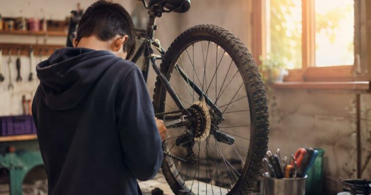 Él es un adolescente de corazón cálido que disfruta el deporte y pone mucho esfuerzo en aprender.