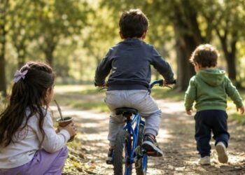 El llamado busca garantizar que los tres hermanos continúen creciendo juntos en un entorno familiar.