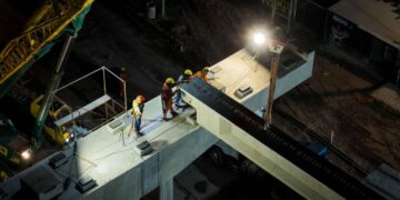 Desvíos nocturnos en Av. Vélez Sarsfield: cómo será la circulación durante las obras El montaje de las estructuras se realizará desde esta noche a partir de las 22 horas.