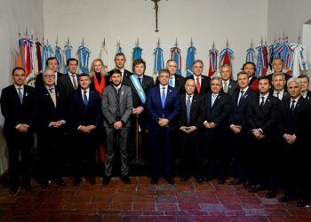 El presidente Javier Milei junto a los gobernadores aliados.