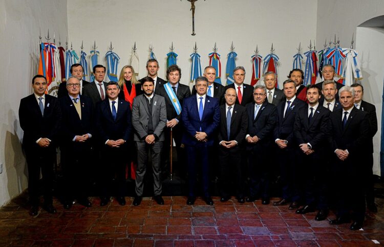 El Gobierno se esperanza con una nueva foto con los gobernadores El presidente Javier Milei junto a los gobernadores aliados.