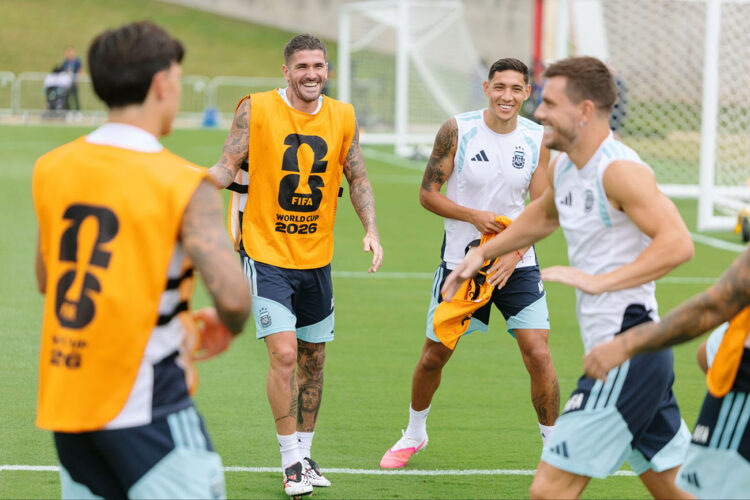Argentina enfrenta a Inglaterra en busca de un lugar en la gran final del Mundial 2026 La Selección en su entrenamiento de ayer.