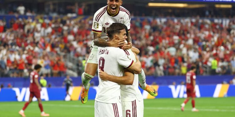 El abrazo de gol en el tanto de Mikel Merino que le dio la clasificación a España.