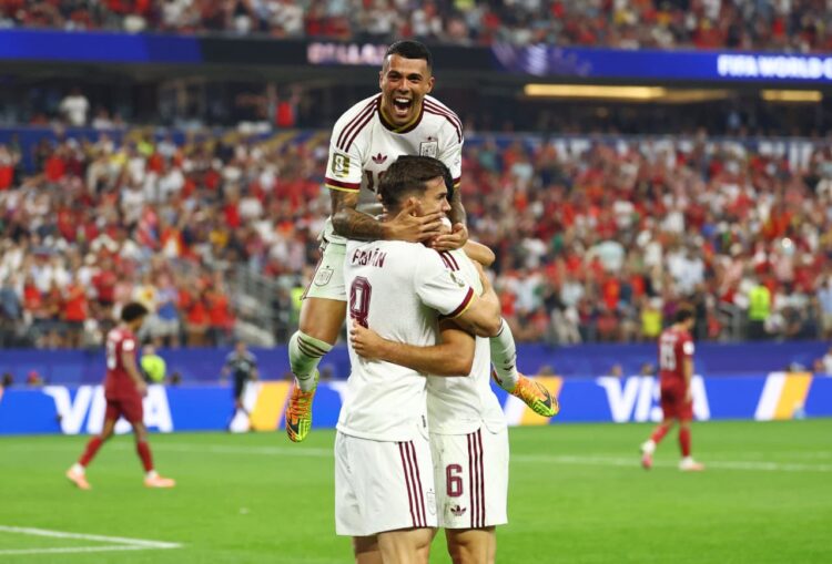 El abrazo de gol en el tanto de Mikel Merino que le dio la clasificación a España.