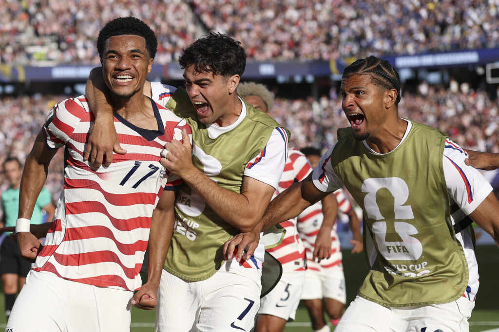 Estados Unidos eliminó a Bosnia con uno menos y enfrentará a Bélgica en octavos Estados Unidos eliminó a Bosnia con uno menos y enfrentará a Bélgica en octavos