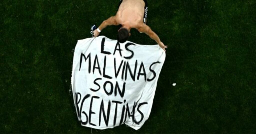 FIFA analiza una denuncia del Reino Unido por la bandera de Malvinas