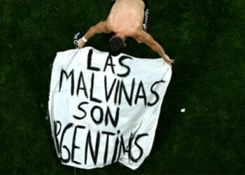 FIFA analiza una denuncia del Reino Unido por la bandera de Malvinas