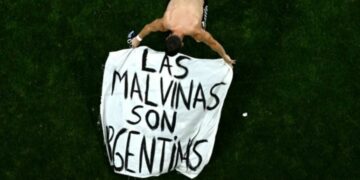 FIFA analiza una denuncia del Reino Unido por la bandera de Malvinas