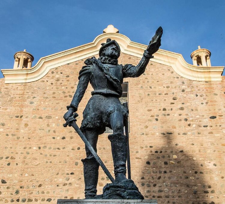 Foto de archivo de el monumento al fundador Jerónimo Luis de Cabrera.
