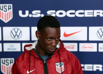 Folarin Balogun, de Estados Unidos, habla con los medios de comunicación durante una sesión de entrenamiento para la Copa Mundial de 2026 en el Great Park Sports Complex, el 22 de junio de 2026 en Irvine, California. (Foto de Jamie Squire/Getty Images). Trump