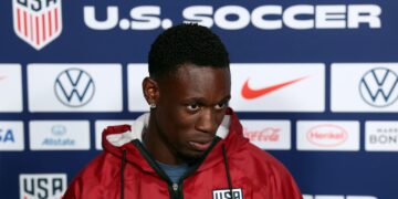 Folarin Balogun, de Estados Unidos, habla con los medios de comunicación durante una sesión de entrenamiento para la Copa Mundial de 2026 en el Great Park Sports Complex, el 22 de junio de 2026 en Irvine, California. (Foto de Jamie Squire/Getty Images). Trump