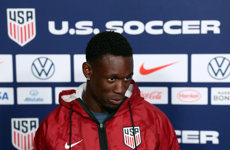Folarin Balogun, de Estados Unidos, habla con los medios de comunicación durante una sesión de entrenamiento para la Copa Mundial de 2026 en el Great Park Sports Complex, el 22 de junio de 2026 en Irvine, California. (Foto de Jamie Squire/Getty Images). Trump